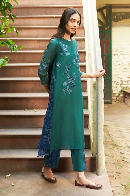 Vaayu_Blue Muslin, Cotton Embroidery Round Neck Floral Applique Work Kurta And Pant Set_Online_at_Aza_Fashions