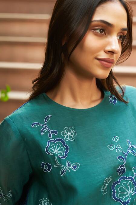 Vaayu_Blue Muslin, Cotton Embroidery Round Neck Floral Applique Work Kurta And Pant Set_at_Aza_Fashions