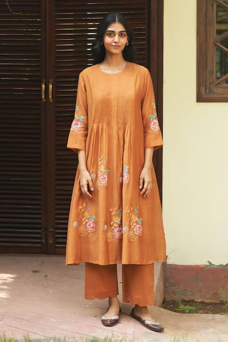 Vaayu Floral Applique Bloom Work Kurta & Pant Set 