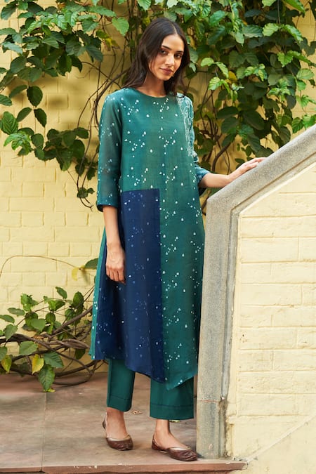 Vaayu Color Blocked Printed Kurta Set 