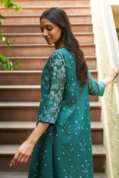 Shop_Vaayu_Green Muslin, Cotton Round Neck Color Blocked Printed Kurta Set_Online_at_Aza_Fashions