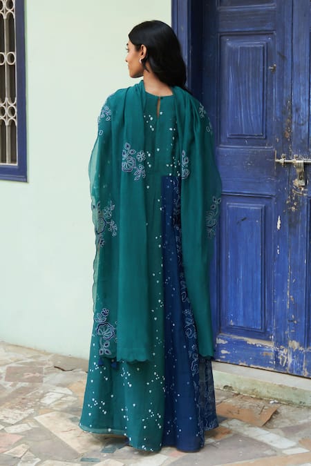 Shop Vaayu Green Muslin Embroidery Round Neck Scattered Print Kurta With Dupatta at Aza Fashions Shop_Vaayu_Green Muslin Embroidery Round Neck Scattered Print Kurta With Dupatta _at_Aza_Fashions
