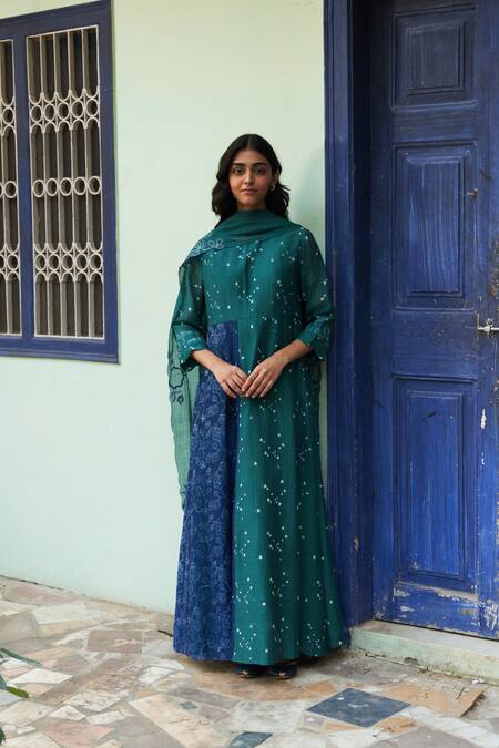 Vaayu Green Muslin Embroidery Round Neck Scattered Print Kurta With Dupatta Online at Aza Fashions Vaayu_Green Muslin Embroidery Round Neck Scattered Print Kurta With Dupatta _Online_at_Aza_Fashions