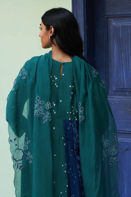 Buy Vaayu Green Muslin Embroidery Round Neck Scattered Print Kurta With Dupatta Online at Aza Fashions Buy_Vaayu_Green Muslin Embroidery Round Neck Scattered Print Kurta With Dupatta _Online_at_Aza_Fashions