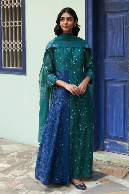 Shop Vaayu Green Muslin Embroidery Round Neck Scattered Print Kurta With Dupatta Online at Aza Fashions Shop_Vaayu_Green Muslin Embroidery Round Neck Scattered Print Kurta With Dupatta _Online_at_Aza_Fashions