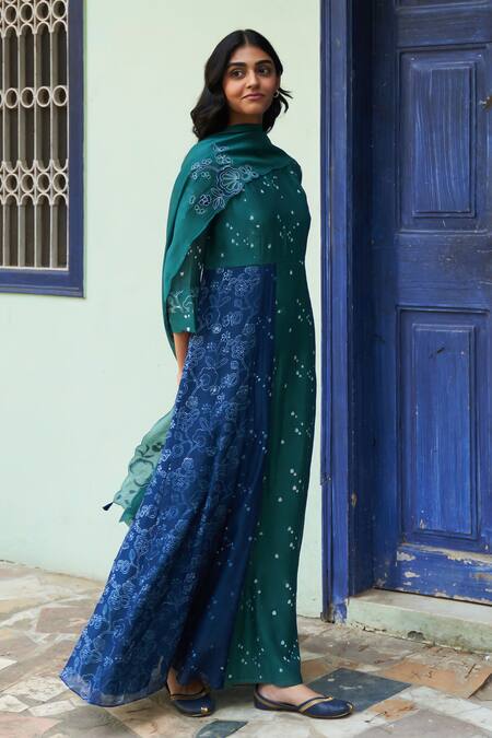Vaayu Green Muslin Embroidery Round Neck Scattered Print Kurta With Dupatta at Aza Fashions Vaayu_Green Muslin Embroidery Round Neck Scattered Print Kurta With Dupatta _at_Aza_Fashions