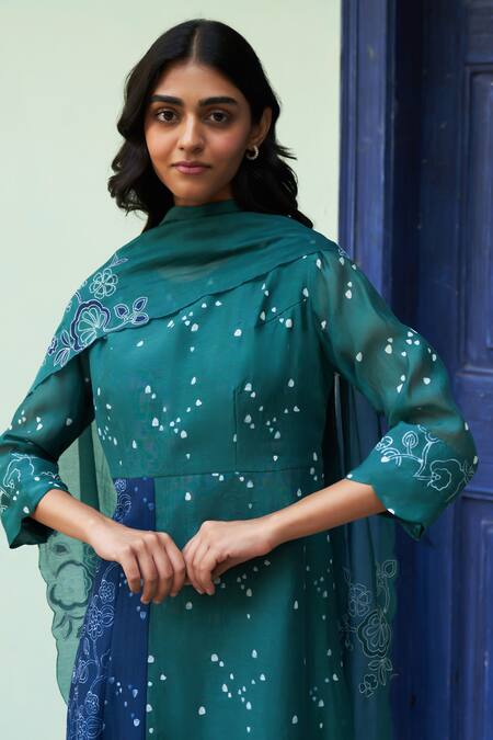 Buy Vaayu Green Muslin Embroidery Round Neck Scattered Print Kurta With Dupatta Buy_Vaayu_Green Muslin Embroidery Round Neck Scattered Print Kurta With Dupatta