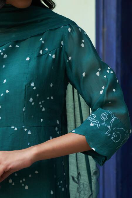 Shop Vaayu Green Muslin Embroidery Round Neck Scattered Print Kurta With Dupatta Shop_Vaayu_Green Muslin Embroidery Round Neck Scattered Print Kurta With Dupatta