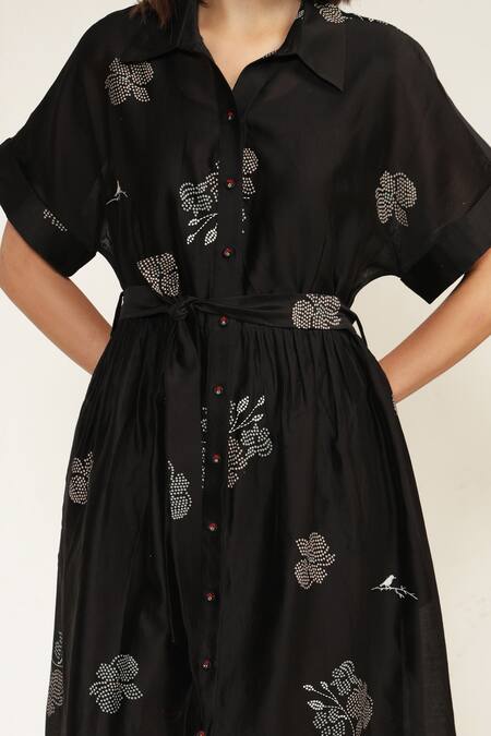 Arcvsh By Pallavi Singh Black Chanderi, Silk Embroidery Collared Abstract Print Midi Dress at Aza Fashions Arcvsh By Pallavi Singh_Black Chanderi, Silk Embroidery Collared Abstract Print Midi Dress _at_Aza_Fashions
