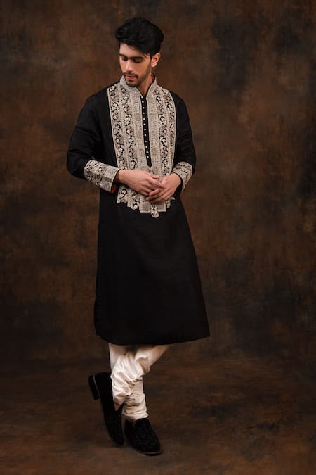 Char Chaand Gul Thread Embroidered Yoke Kurta 