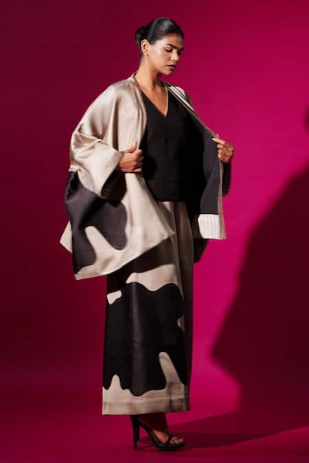 Buy_Stoique_Black 100% Cotton Quilted V-neck Discovery Top _Online_at_Aza_Fashions