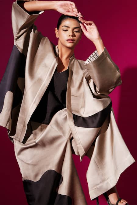 Stoique_Black 100% Cotton Quilted V-neck Discovery Top _at_Aza_Fashions