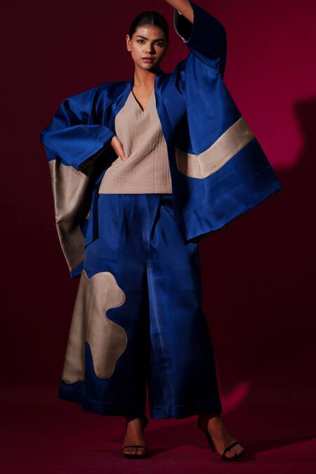 Stoique_Grey 100% Cotton Quilted V-neck Discovery Top _at_Aza_Fashions