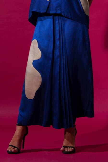 Buy Stoique Blue Muslin Applique Flamingo Pleated Skirt Buy_Stoique_Blue Muslin Applique Flamingo Pleated Skirt