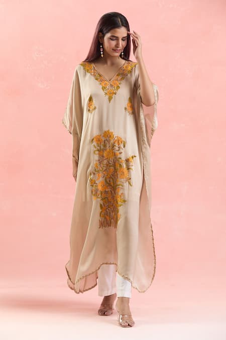 Samyukta Singhania_Cream Crepe Embroidery V-neck Flower Kaftan_at_Aza_Fashions