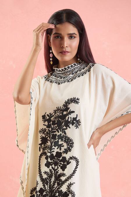 Samyukta Singhania_White Cotton Embroidery Round Neck Floral Placement Kaftan_at_Aza_Fashions