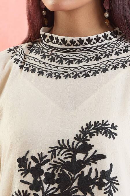Buy_Samyukta Singhania_White Cotton Embroidery Round Neck Floral Placement Kaftan