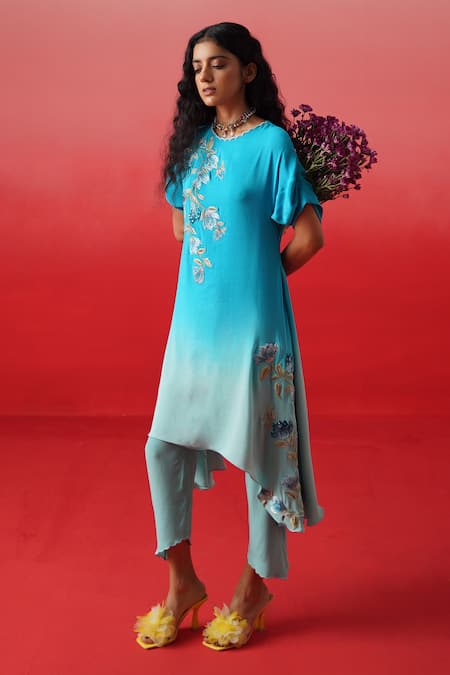 Kavitha Gutta Azure Floral Embroidered Ombre Kurta With Pant 