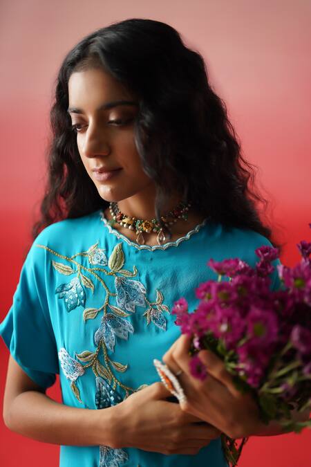 Kavitha Gutta_Blue Crepe Embroidery Scoop Neck Azure Floral Ombre Kurta With Pant _at_Aza_Fashions