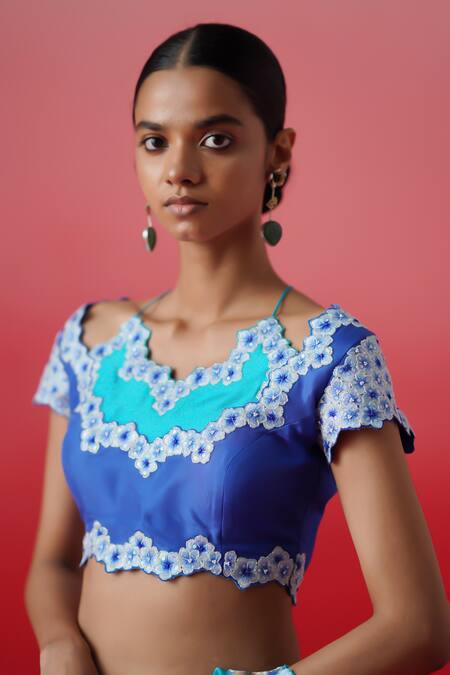 Buy_Kavitha Gutta_Blue Crepe Embroidery V-neck Ocean Bloom Border Ombre Saree With Blouse 