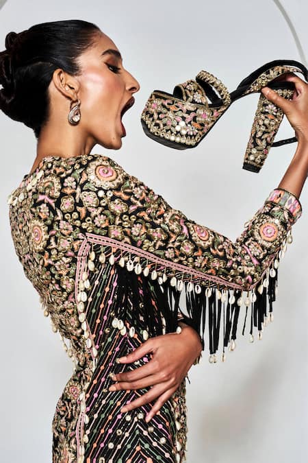 Buy_Sko_Black Embroidered Floral Platform Heels