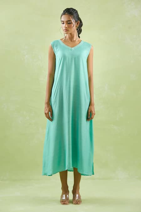 Buy_Kanika Sharma_Aqua Modal Embroidery Floral Dabka Cape And Tunic Set For Kids