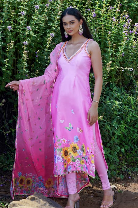 Label Priyanka Kar Pink Cotton, Satin Embroidery V-neck Sunflower Printed Kurta Set Online at Aza Fashions Label Priyanka Kar_Pink Cotton, Satin Embroidery V-neck Sunflower Printed Kurta Set _Online_at_Aza_Fashions