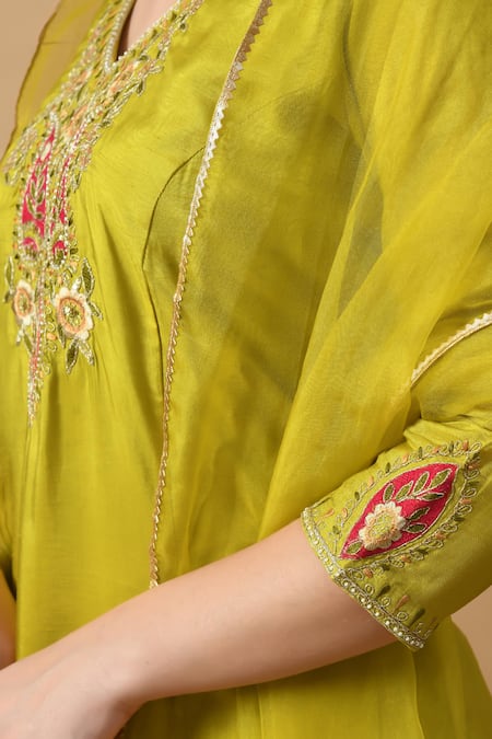 Samyukta Singhania_Green Silk, Organza Embroidery, Lace V-neck Paisley Thread Kurta And Pant Set _at_Aza_Fashions