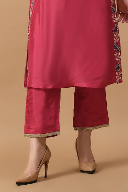 Samyukta Singhania_Pink Organza, Silk Lace, Embroidery Notched Neck Onion Floral Thread Kurta Set _Online_at_Aza_Fashions