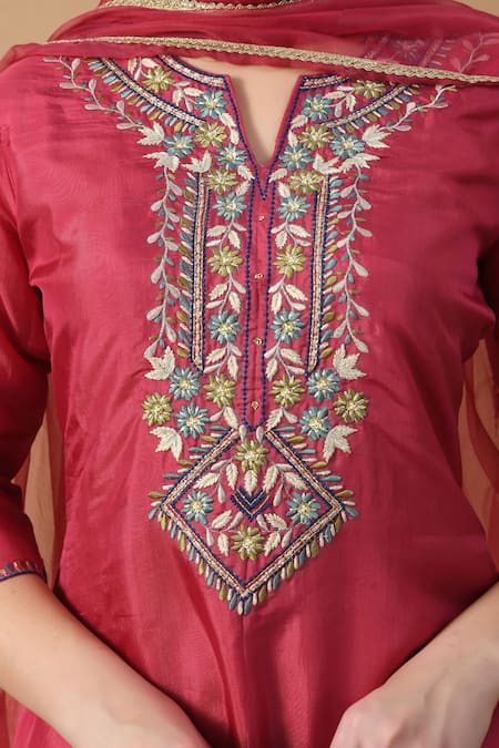 Buy_Samyukta Singhania_Pink Organza, Silk Lace, Embroidery Notched Neck Onion Floral Thread Kurta Set _Online_at_Aza_Fashions