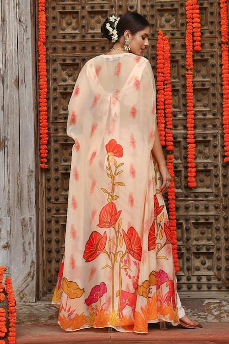 Shop Gazab by Miku Kumar Peach Georgette, Muslin Plunge , Open Levi Draped Skirt Set With Cape at Aza Fashions Shop_Gazab by Miku Kumar_Peach Georgette, Muslin Plunge , Open Levi Draped Skirt Set With Cape _at_Aza_Fashions