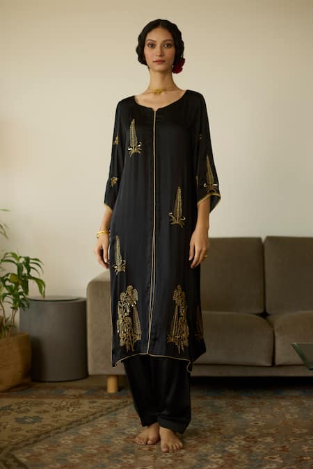 Sarang Kaur Chhaaya Thread Embroidered Kurta With Pant 