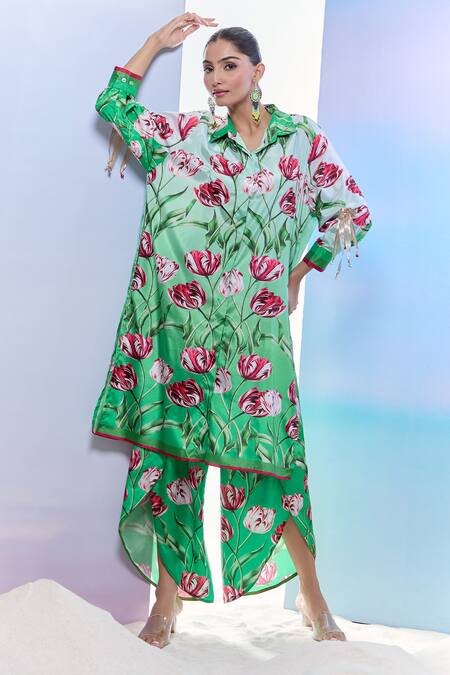 Pria Kataria Puri_Green Silk Shawl Neck Shaded Tulip Print Kaftan And Pant Set _Online_at_Aza_Fashions