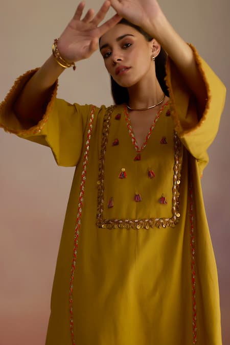 Roza_Yellow Linen Embellished Tassel V Neck Gota Kurta And Pant Set _at_Aza_Fashions