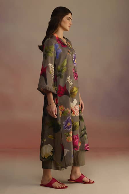 Roza_Green Silk Embroidery V-neck Floral Asymmetric Kurta Set With Pant _at_Aza_Fashions