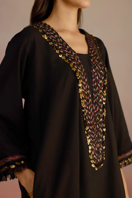 Roza_Black Linen Sequins, Tassels V-neck Asymmetric Hem Kurta Set _Online_at_Aza_Fashions