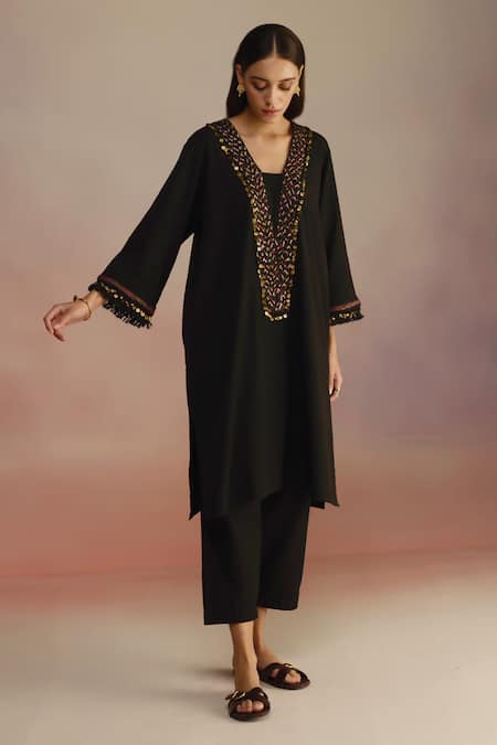 Roza_Black Linen Sequins, Tassels V-neck Asymmetric Hem Kurta Set _at_Aza_Fashions