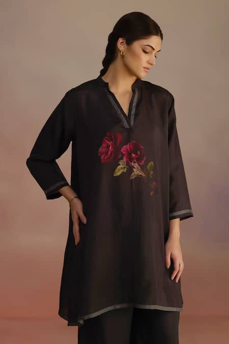 Shop Roza Gray Habutai Silk Hand-drawn Rose V-neck Motif Kurta Set Shop_Roza_Gray Habutai Silk Hand-drawn Rose V-neck Motif Kurta Set