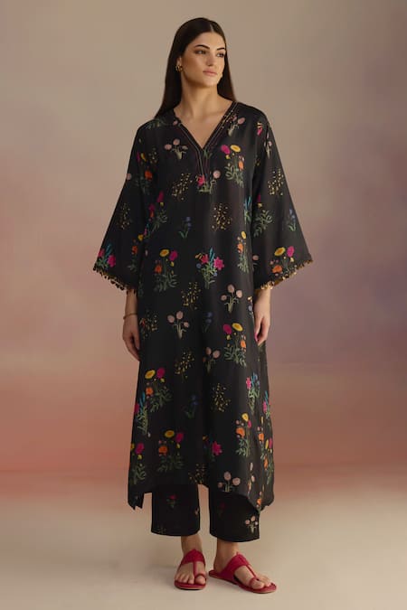 Roza_Black Silk Sequins, Embroidery V-neck Floral Motif Phiran Kurta Set _Online_at_Aza_Fashions