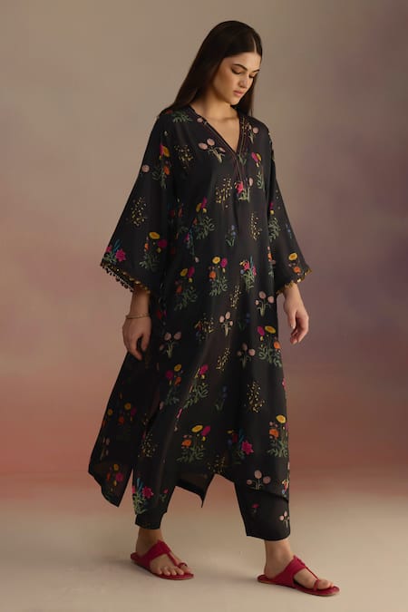 Buy_Roza_Black Silk Sequins, Embroidery V-neck Floral Motif Phiran Kurta Set _Online_at_Aza_Fashions