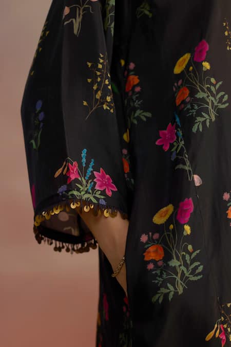 Roza_Black Silk Sequins, Embroidery V-neck Floral Motif Phiran Kurta Set _at_Aza_Fashions