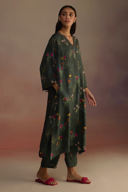 Roza_Green Habutai Silk Embellished Floral V-neck Phiran Kurta Set _Online_at_Aza_Fashions