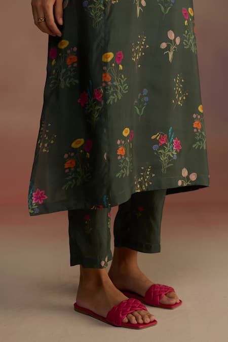 Roza_Green Habutai Silk Embellished Floral V-neck Phiran Kurta Set _at_Aza_Fashions