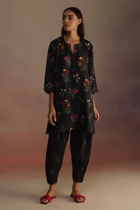 Buy_Roza_Black Silk Embroidery Open Neck Floral Threadwork Kurta Set 