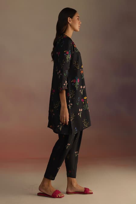 Shop_Roza_Black Silk Embroidery Open Neck Floral Threadwork Kurta Set 