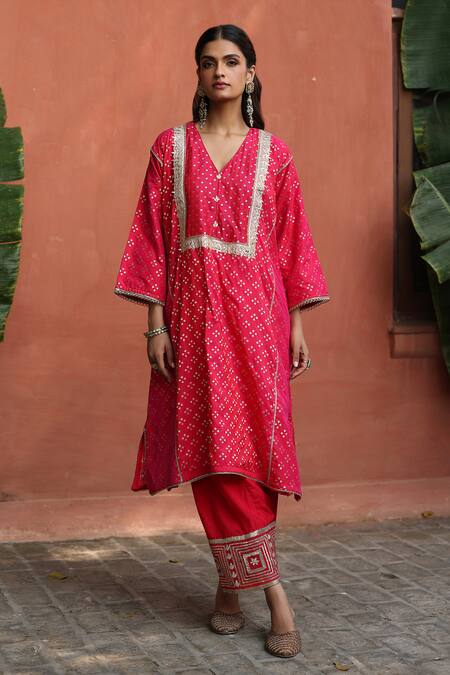 Begum_Fuchsia Silk, Satin Gota Patti V-neck Embellished Phiran Kurta Set _Online_at_Aza_Fashions