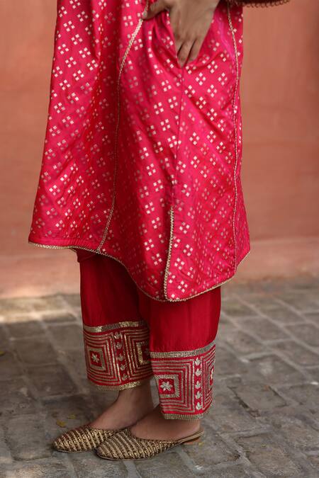Buy_Begum_Fuchsia Silk, Satin Gota Patti V-neck Embellished Phiran Kurta Set _Online_at_Aza_Fashions
