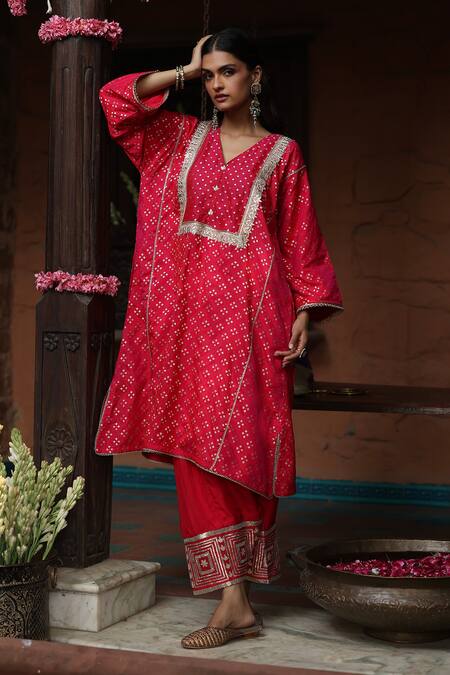 Buy_Begum_Fuchsia Silk, Satin Gota Patti V-neck Embellished Phiran Kurta Set 