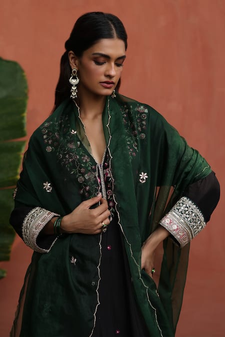 Shop Begum Black Silk, Modal, Organza Embroidery V-neck Floral Veil Resham Kurta Set Online at Aza Fashions Shop_Begum_Black Silk, Modal, Organza Embroidery V-neck Floral Veil Resham Kurta Set _Online_at_Aza_Fashions