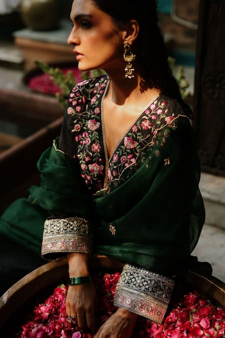 Shop Begum Black Silk, Modal, Organza Embroidery V-neck Floral Veil Resham Kurta Set Shop_Begum_Black Silk, Modal, Organza Embroidery V-neck Floral Veil Resham Kurta Set